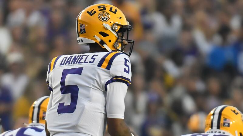 LSU quarterback Jayden Daniels (5)